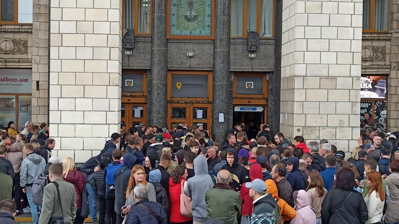 Понад 1200 українців стоять у черзі за маркою Русскій воєнний корабль… ВСЬО! 15