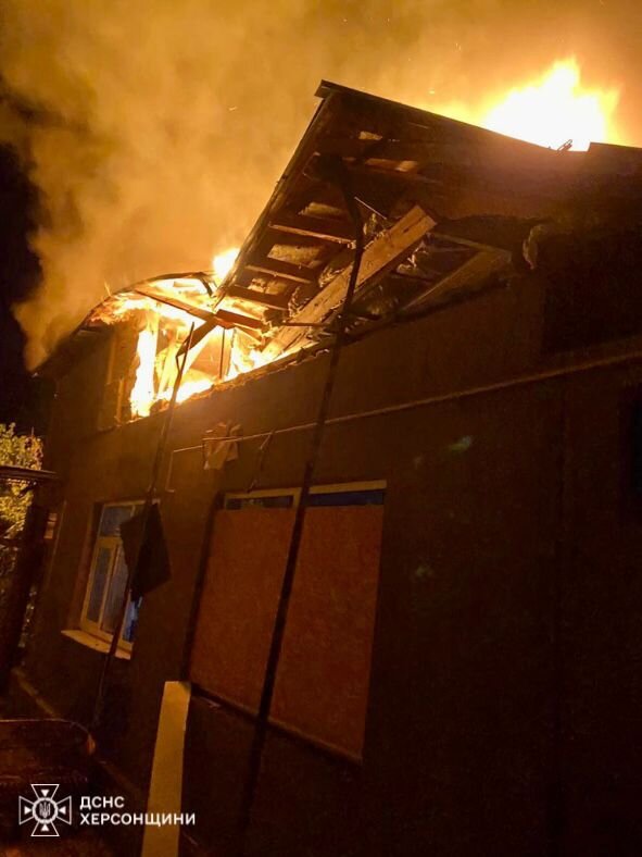горить будинок після обстрілу у Херсоні