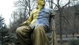 В Донецкой области Ленина покрасили в цвета государственного флага. ФОТОрепортаж