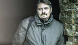 Военный фотограф Анатолий Степанов: "Авдеевка. Лежит пенсионер, мертвый, придавленный плитой. Дядя Коля всю войну пережил, а тут братишки постарались"