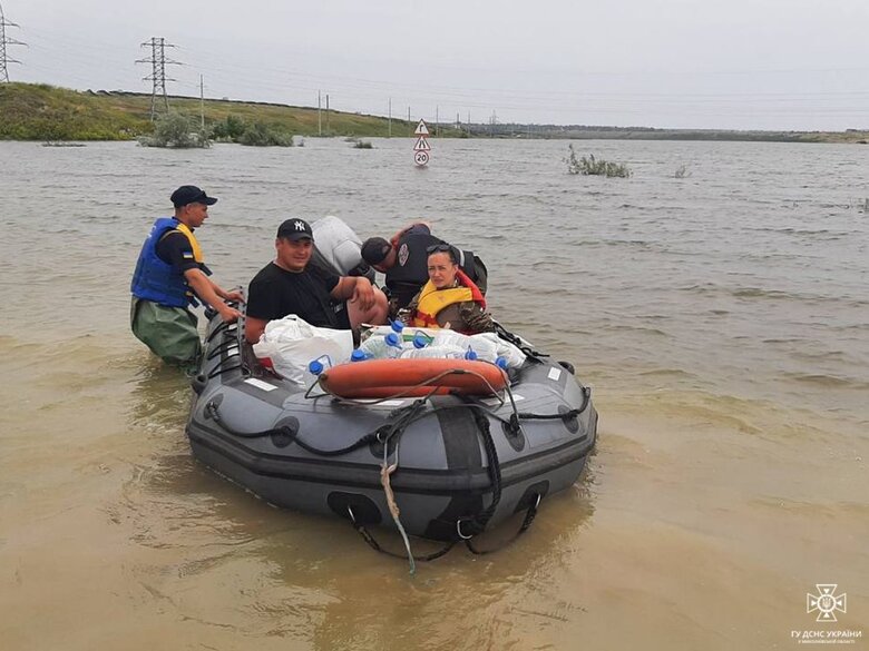 На Миколаївщині через підрив Каховської ГЕС відрізані під’їзди до села з сотнями мешканців, - ДСНС 02