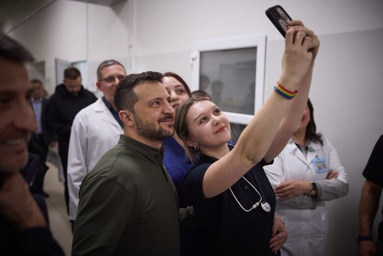 Зеленський в Ужгороді відвідав поранених та вручив нагороди