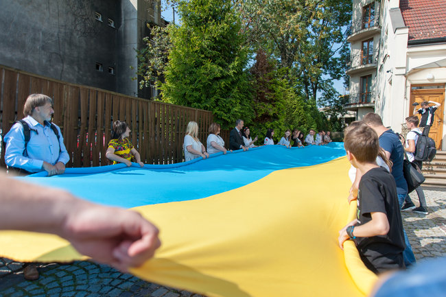 В Кракове развернули огромный флаг Украины 01