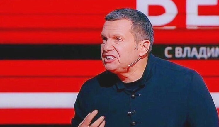 Пропагандист Соловйов розпсихувався через пісню про "Азов" у Криму: "Сидеть 5 лет в тюрьме должны. Караоке-бар сжечь". ВIДЕО