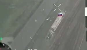 Український дрон-камікадзе атакує бронепоїзд армії РФ. ВIДЕО