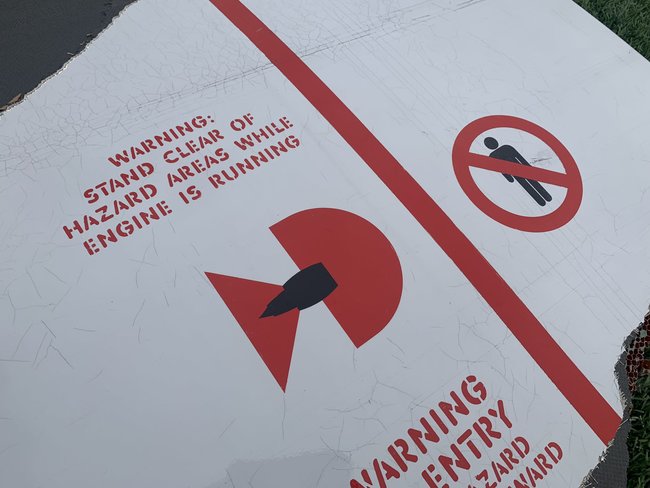 В США у пассажирского самолета Boeing 777 во время полета загорелся двигатель: обломки падали в жилой район 05