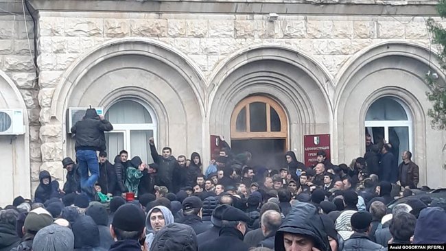 В оккупированной Россией Абхазии протестующие штурмуют администрацию президента 02