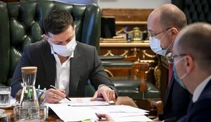 Зеленский поручил срочно подготовить лабораторию для разработки вакцин
