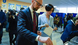 Надеюсь, что 37 из 39 кандидатов признают результаты. Следующие три недели потребуют от нас ума и ответственности, - Яценюк проголосовал на выборах Президента Украины. ВИДЕО+ФОТО