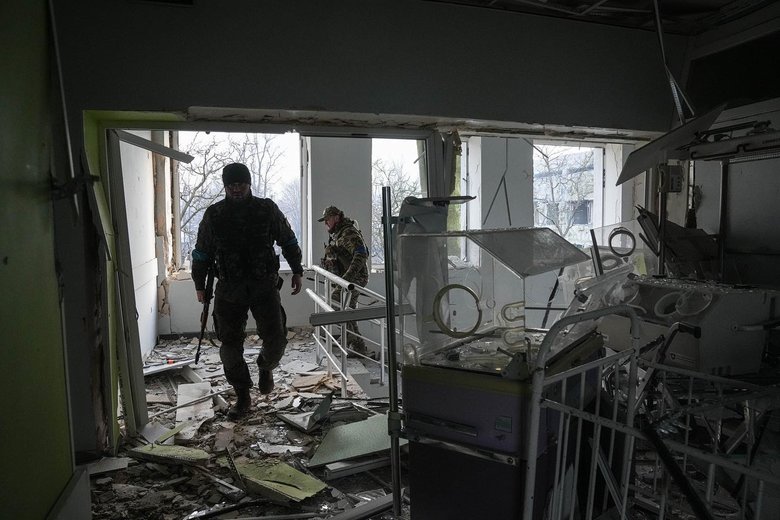 Оккупанты сбросили авиабомбы на детскую больницу в Мариуполе 09