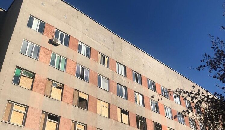 Ночью россияне попали в одну из больниц Херсона, накрыли огнем Антоновку. ФОТОРЕПОРТАЖ