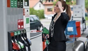 Паливна криза: Словаччина повністю забороняє експорт пального та вводить обмеження на АЗС