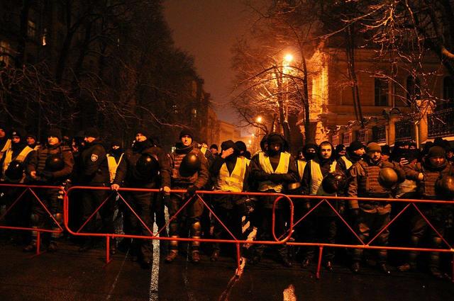 Участники Майдана прошли факельным шествием по центру Киева в честь 4-й годовщины избиения студентов 05