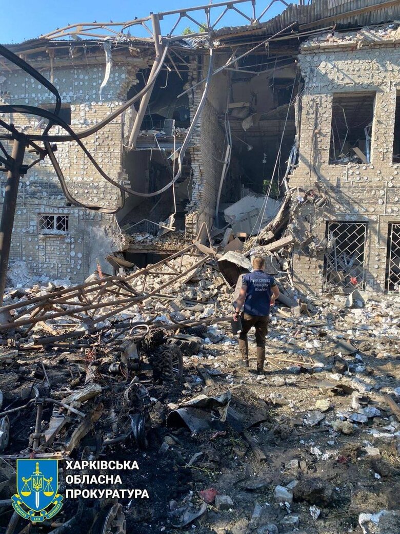 Последствия ракетного удара РФ по Харькову и области: повреждены завод, колледж, горели автомобили, - Офис генпрокурора 04