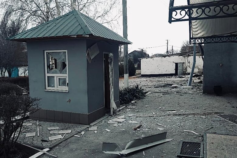 Обстріл Херсона: пошкоджено пожежну частину і авто рятувальників 02