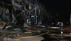 Унаслідок російських атак на Дніпропетровщині вирували пожежі в 4 районах, на Херсонщині — 3 загиблих і 17 поранених. ФОТОрепортаж