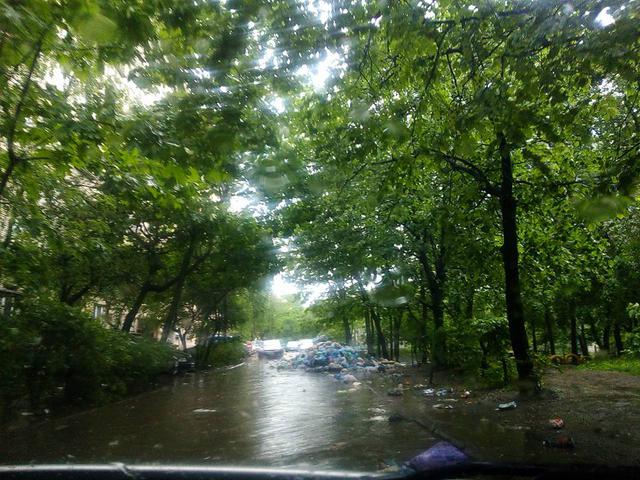 Через зливу у Львові сміття плавало по вулицях 02