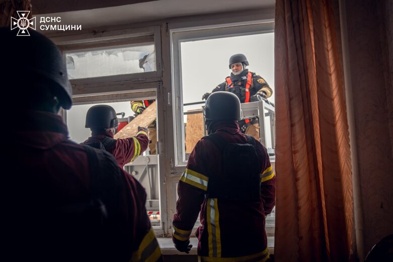 РФ вдарила по гуртожитку в Сумах. Рятувальники ліквідували наслідки