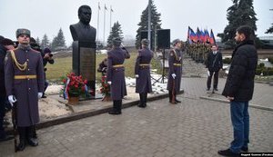 Неподалік від пам'ятника убитому ватажкові "ДНР" Захарченку в окупованому Донецьку встановили бюст Кобзона. ФОТО
