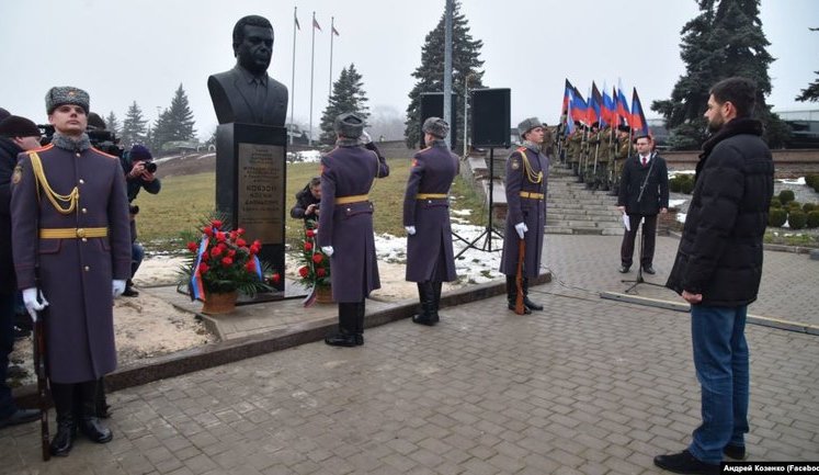Неподалік від пам'ятника убитому ватажкові "ДНР" Захарченку в окупованому Донецьку встановили бюст Кобзона. ФОТО