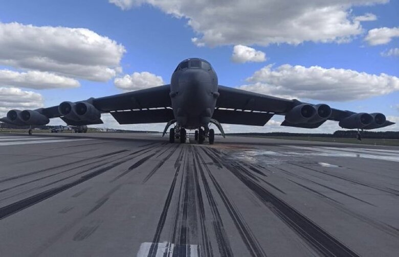 Защита восточного фланга НАТО: в Польшу прибыл бомбардировщик B-52, - Блащак 01