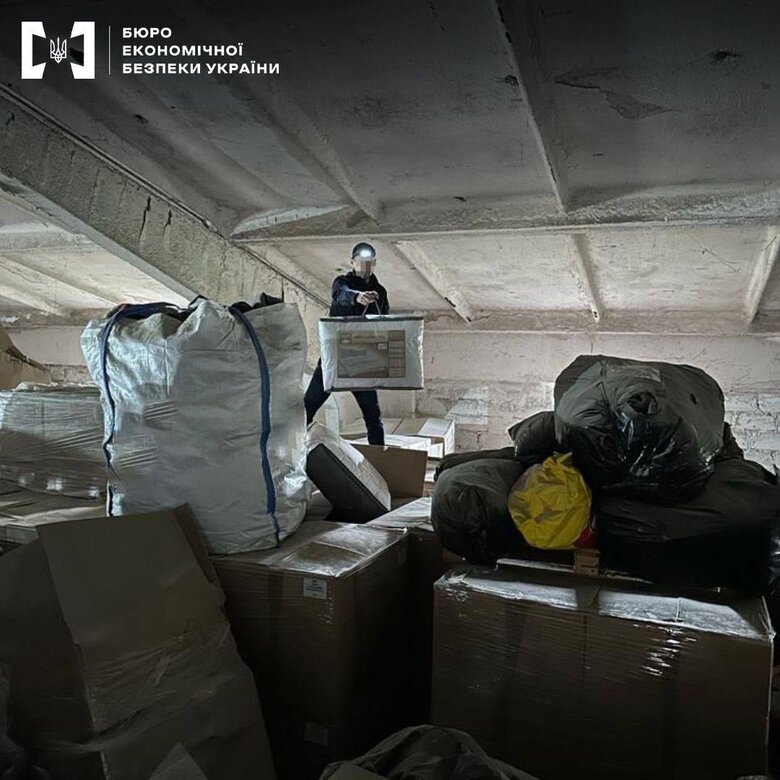 БЕБ знайшло склад з гуманітаркою невідомого походження на десятки мільйонів гривень 04