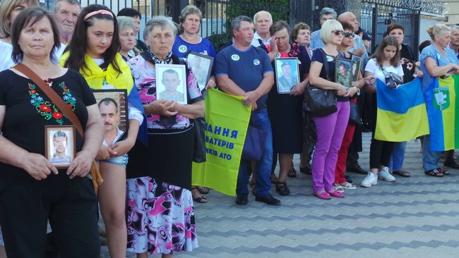 Ilovaisk tragedy anniversary: relatives of fallen servicemen picketing Russian embassy in Kyiv 06