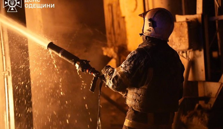 Росія знову атакувала порт "Південний", загорілися 30 ємностей з борошном та олією, ‒ Кулеба (оновлено)