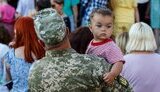 Військовослужбовець з хлопчиком на руках