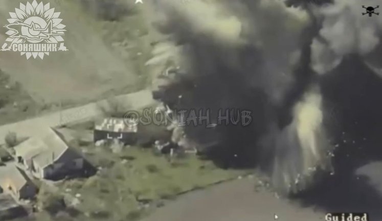 Штаб батальона оккупантов исчезает в дыму после атаки украинского МиГ-29 на Запорожском направлении. ВИДЕО