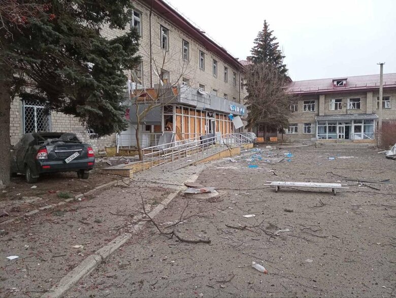 Наслідки російських ударів по Донеччині: Пошкоджено територію лікарні та будинки 03