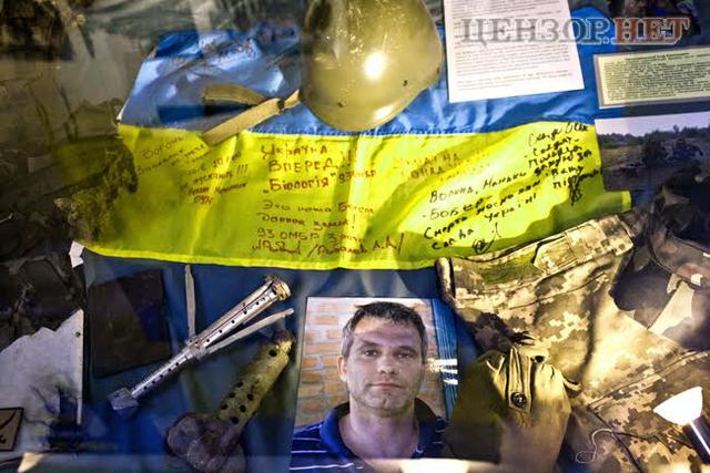 Директор Національного військово-історичного музею Владислав Таранець: У нас є Біблія, яку ми знайшли біля наших загиблих хлопців обгорілою і розгорнутою на молитві Не бійся 13