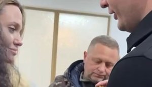 В Херсоне наградили Анджелину Джоли памятным жетоном города-героя. ВИДЕО