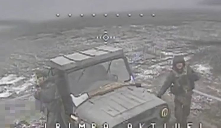 Дроны "Птахів Мадяра" уничтожили экипаж из 4 рашистов вместе с автомобилем, который запутался в колючей ленте. ВИДЕО