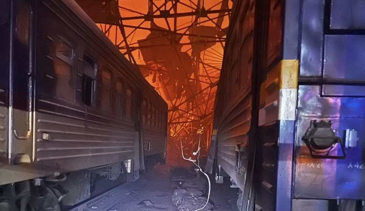 Ворог атакував залізничну інфраструктуру Дніпра: зруйновано депо, пошкоджений вокзал. ФОТОрепортаж
