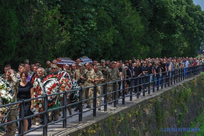 С погибшими на Ривненском полигоне воинами Валерием Тихоновским и Дмитрием Власовым простились в Ужгороде 04