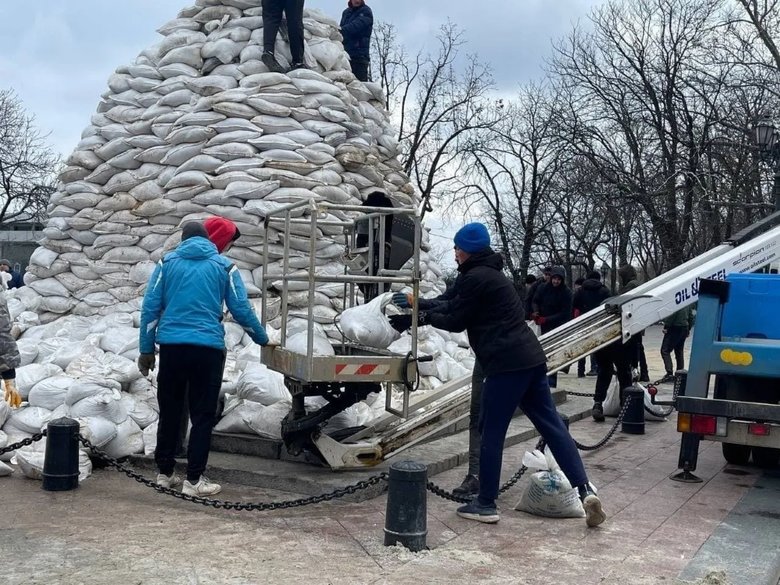 В Одесі рятують від можливих бомбардувань памятник Дюку 03