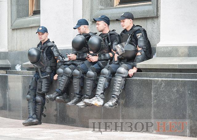 Митингующие остаются под Радой: некоторые активисты держат в руках биты и куриные яйца 09 Митингующие остаются под Радой: некоторые активисты держат в руках биты и куриные яйца 09