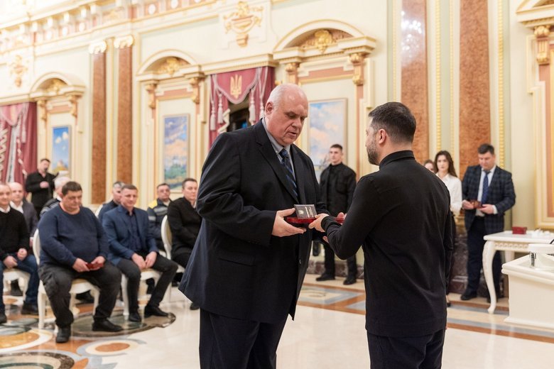 Зеленський нагородив енергетиків