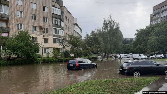 Рівне накрило зливою - ДСНС ліквідує наслідки 01