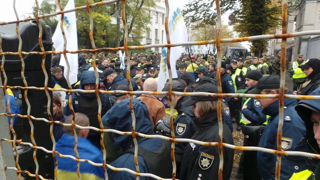 Під Радою відбувається мітинг 06 Під Радою відбувається мітинг 06