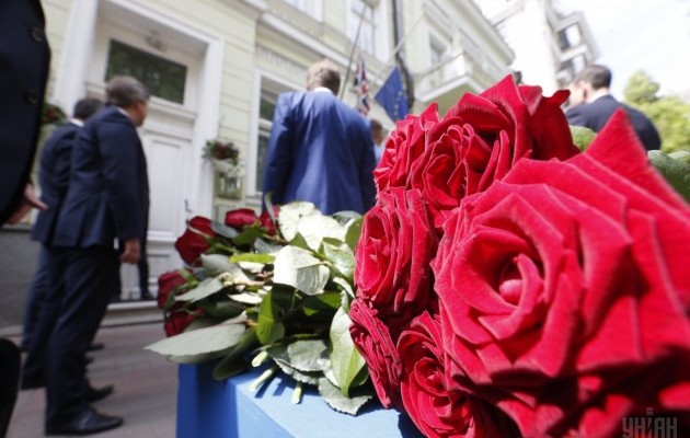 Під посольство Британії в Києві несуть квіти в память про жертв трагедії в Манчестері 05