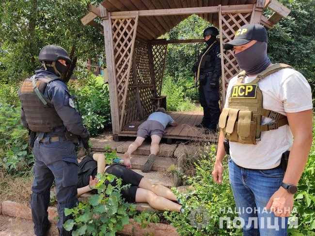 В Кривом Роге полицейский и депутат выбивали у людей несуществующие долги, - МВД 02