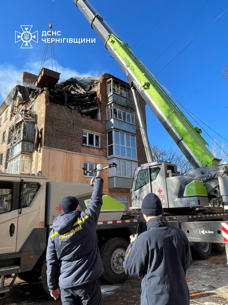 Strike on a five-storey building in Chernihiv 15.03