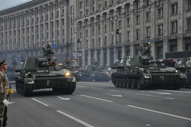 Від Точки-У до Джавелінів: вражаючі кадри 250 одиниць бойової техніки на Хрещатику 24