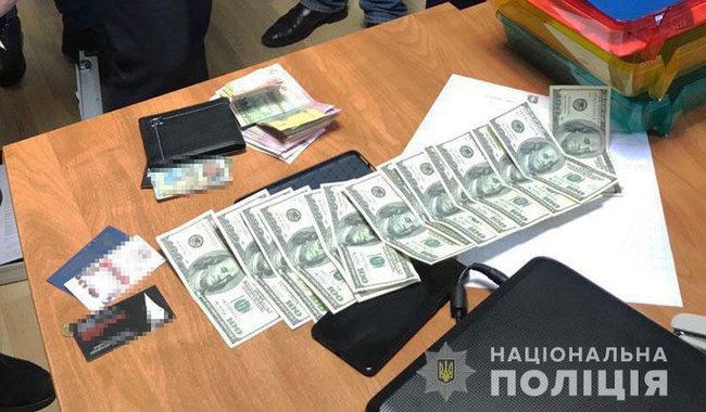 Члены квалификационно-дисциплинарной комиссии адвокатуры задержаны на Тернопольщине на взятке 2 тыс. долл., - Нацполиция 03