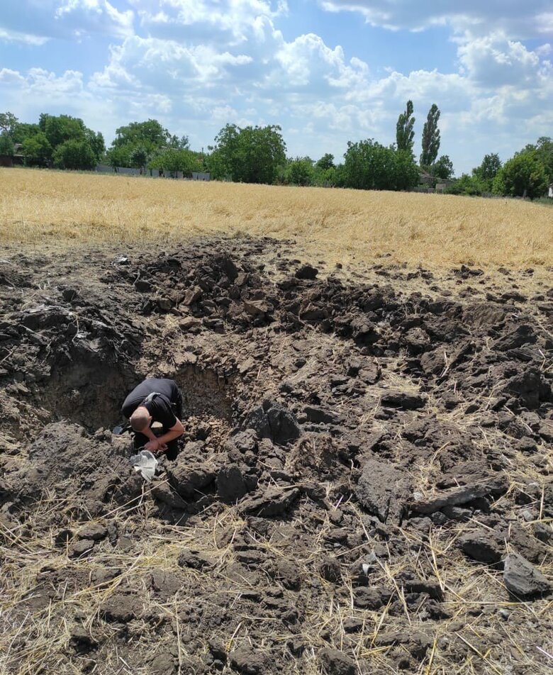 На рассвете россияне из Градов нанесли удары по Херсонщине, один человек погиб и один травмирован, - полиция 04