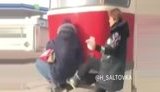 В Харькове кондуктор ногой дала под зад "зайцу", пытавшемуся проехаться бесплатно на внешней конструкции трамвая. ВИДЕО
