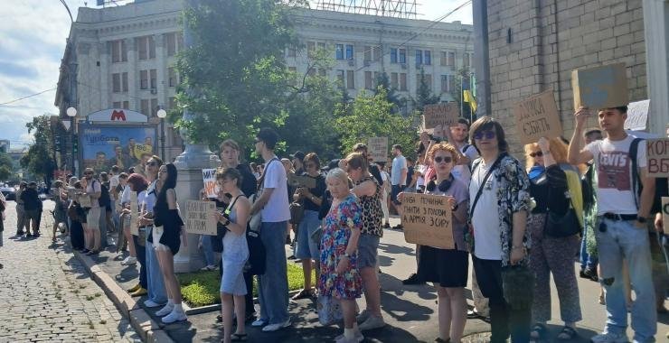 Харків'яни вийшли на мітинг на підтримку ексміністра оборони