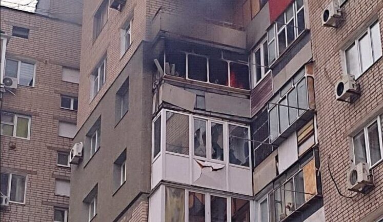 Occupiers attacked Nikopol district with kamikaze drones and artillery: 9-storey apartment burned, utilities and cars were damaged. PHOTOS